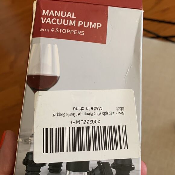 Wine saver pump with four bottle stoppers - Picture 3 of 7